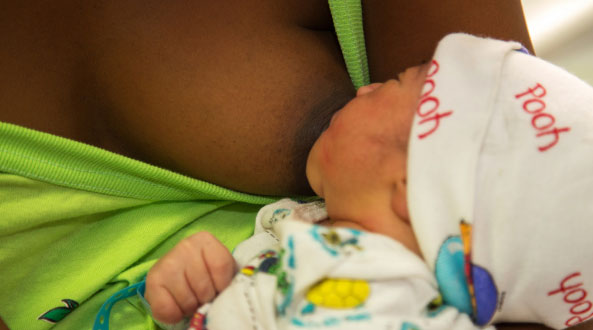 Dictan reglamento de ley que declara prioridad fomento de la lactancia materna