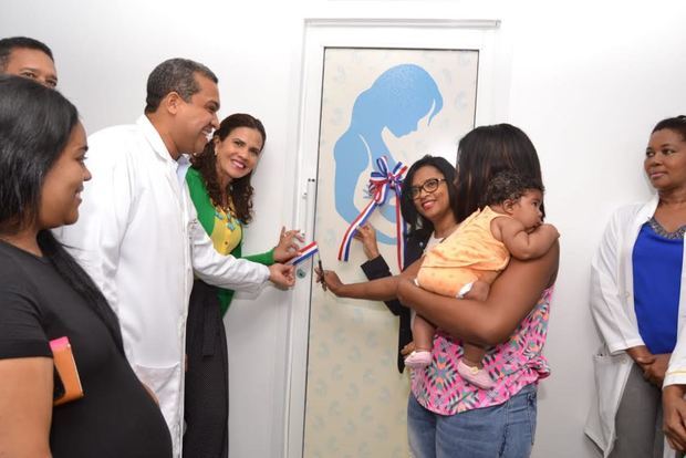 Figura a la izquierda el doctor Orlando Vargas, director del Hospital Vinicio Calventi, y la Dra. Noldis Naut Subervi,  directora de Hospitales de Atención Especializada del SNS . Realiza el corte de cinta para dejar inaugurada la sala de Lactancia Materna, entres otras personalidades.