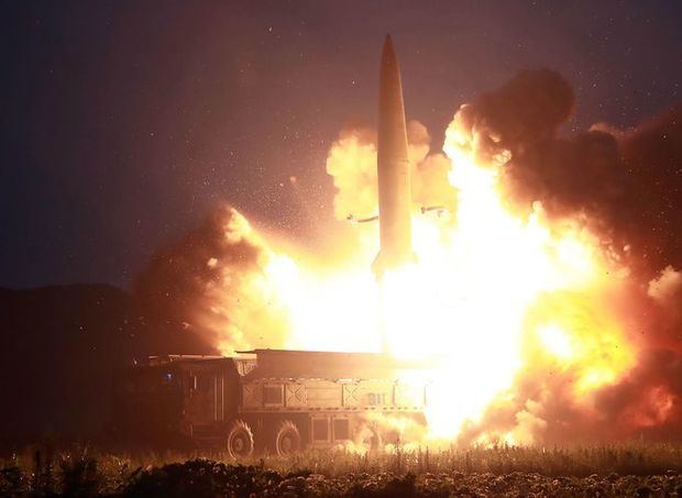 Un misil siendo lanzado desde una locación desconocida en Corea del Norte.