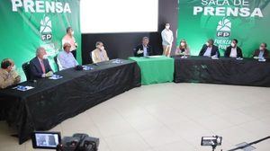 El Partido la Fuerza del Pueblo, FP, puso a disposición del Gobierno 50 técnicos especializados en el manejo de crisis ambientales, así como varios tipos de maquinarias para combatir el incendio que desde el martes pasado afecta el vertedero de Duquesa.