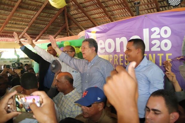 Leonel Fernández toma juramento a integrantes de La Fuerza del Pueblo.