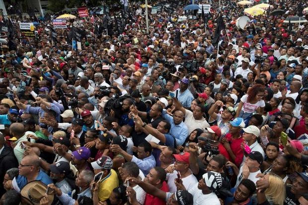 Multitud de seguidores frente al Congreso Nacional en su pulso personal para tratar de impedir la reelección de Danilo Medina.
