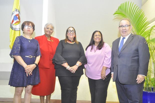 Alina Bello, Carmen Duran, Mildred Guzmán Madera, Luisa Navarro y David Álvarez vicerrector Académico PUCMM.
