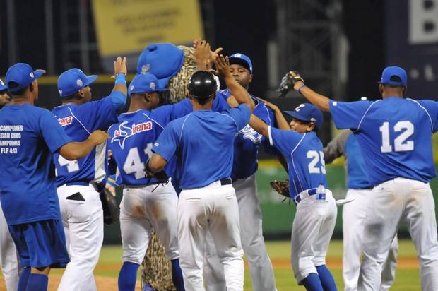 Asencio impone marca salvados; Estrellas firmes en la cima y Toros gana