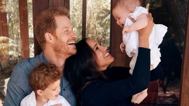 Harry y Meghan incluyen en su postal navideña la primera foto de su hija Lili.