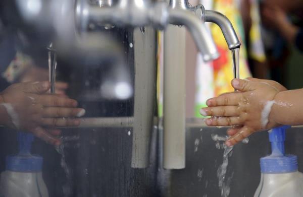 Lavar las manos frecuentemente con un gel antiséptico, o con agua y jabón si no se dispone de éste.