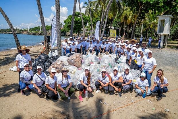 La actividad se realizó en el marco del Día Internacional de Limpieza de Costas con la participación de más de 70 colaboradores.