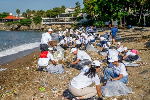 Nestlé® Dominicana logra colectar 4,549 libras de residuos en su jornada de limpieza en Playa Montesinos.