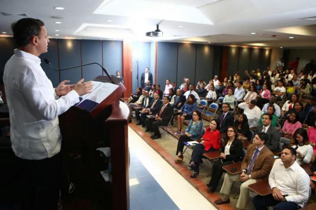 El procurador Jean Alain Rodríguez durante la activación en Santiago