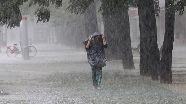 Para mañana sábado, la vaguada seguirá generando lluvias con característica de aguaceros que podrían ser de moderados a fuertes localmente, tormentas eléctricas y ráfagas de viento en ocasiones hacia las zonas mencionadas anteriormente.