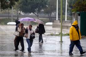 Aguaceros dispersos y tronadas en varias provincias. Contin&#250;an los avisos y alertas