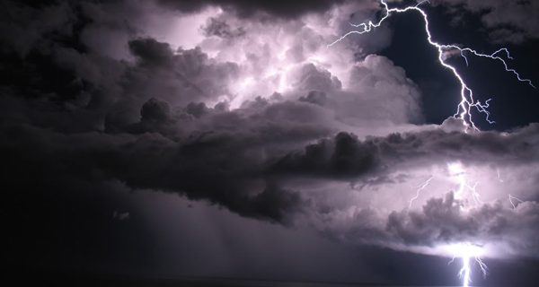 Onda tropical provocando aislados aguaceros y tormentas eléctricas.