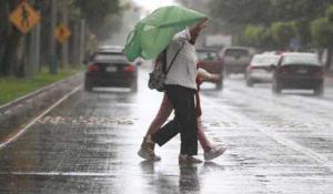 Disminución significativa de las lluvias debido a aire menos húmedo y polvo Sahariano
 