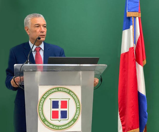 El abogado Ángel Lockward, en la puesta en circulación libro Derecho Administrativo en la Universidad Nacional Pedro Henríquez Ureña, UNPHU.