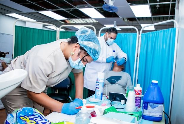 Adultos Mayores reciben atención odontológica.