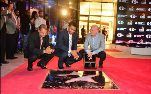 Los hijos de Luisito Marti reciben la estrella de su padre en la I Edición del Paseo de la Fama del Cine Donwtonw.