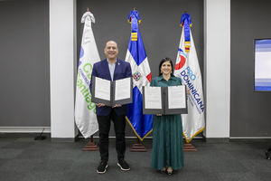 Luis Campos Jorge, presidente de la Cámara de Comercio Santiago, Biviana Riveiro Disla, directora ejecutiva de ProDominicana.