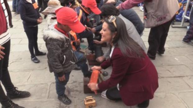 Autoridades y artistas de Bolivia lustran zapatos a niños limpiabotas