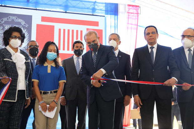 Danilo Medina corta la cinta inaugural por la entrega de los nuevos centros educativos y estancias infantiles, celebrado de manera simultánea, en la Escuela Básica Prof. Juan Bosch, en Las Rivieras, de Santo Domingo Este.