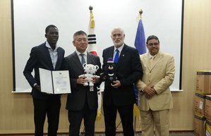 Gobierno de la República de Corea honra al Medallista Olímpico de Taekwondo Luisito Pie