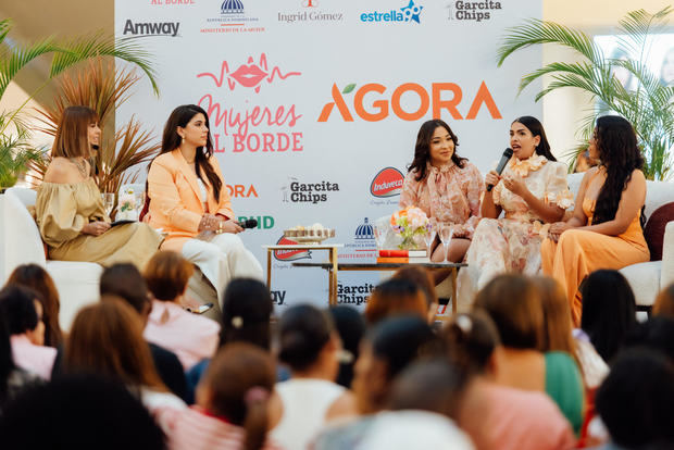 Ingrid Gómez empodera a las dominicanas en conversatorio 'De mujer a mujeron'.