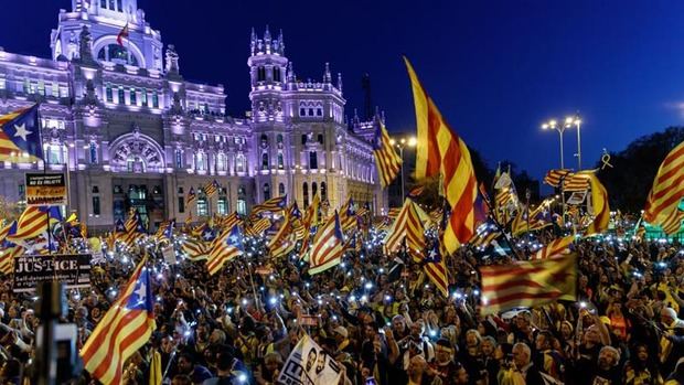 Miles de manifestantes recorren Madrid a favor de la 'autodeterminación' de Cataluña