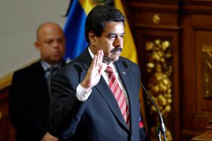 Maduro se juramenta y augura "graves dificultades" en su segundo mandato