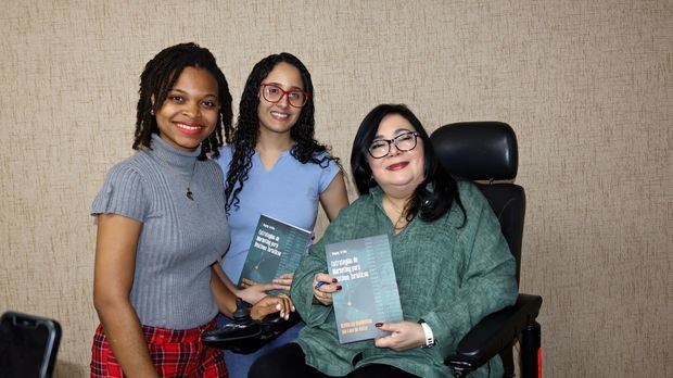 Magaly Toribio y estudiantes reconocidas en la UCSD.