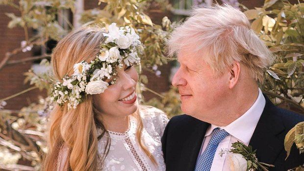 Boris Johnson y su novia Carrie Symonds, el día de su casamiento.