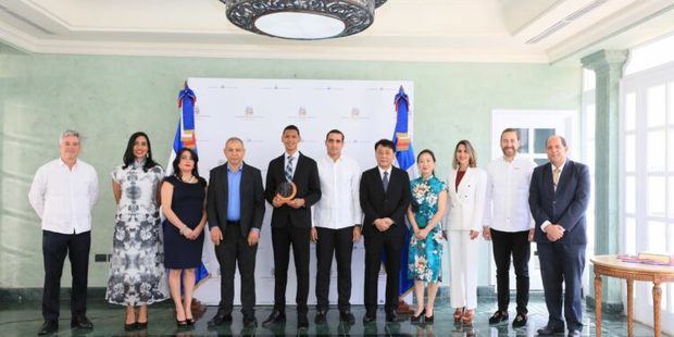 Edilian Uceta recibió una placa de reconocimiento de las autoridades chinas.