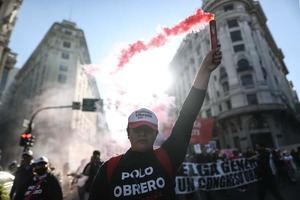Una “marcha federal” convocada por organizaciones sociales de izquierda que partió de distintos puntos de Argentina cumplió este jueves su tercera jornada al confluir en la ciudad de Buenos Aires para manifestarse contra “el hambre y la pobreza” y “el ajuste” que propone el Fondo Monetario Internacional, FMI.