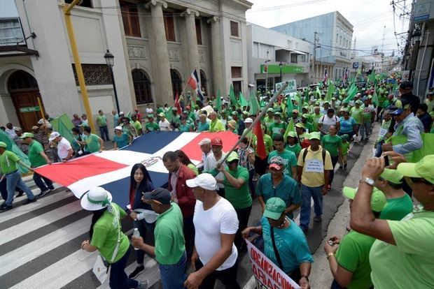 Cientos de dominicanos del Movimiento Marcha Verde se manifestaron este domingo en marcha contra la corrupción y para expresar su oposición a una reforma constitucional.