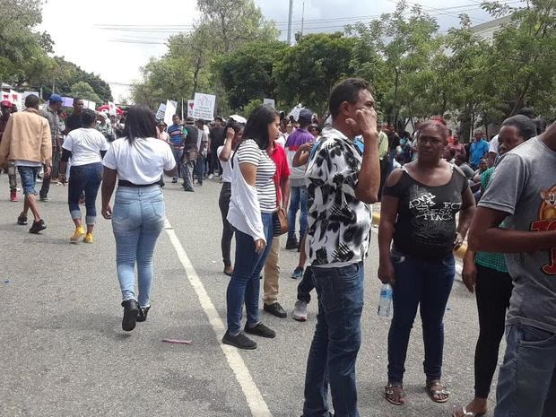 Cientos de trabajadores y banqueros afiliados a la Federación Nacional de Bancas de Loterías de la República Dominicana (FENABANCA), marcharon hasta el Palacio Nacional.