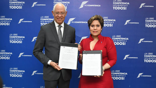 La presidenta del Consejo Directivo de Pro-Competencia, María Elena Vásquez Taveras, y el rector del ITSC, José Ramón Holguín Brito.