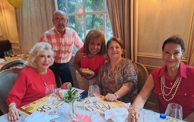 Maria Isabel Auffant, José Roques, Lourdes Linares, Jeannette Perrota y Laura Hungria.