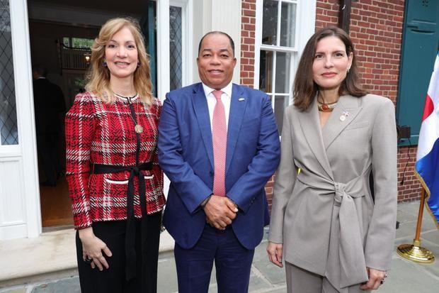 María Teresa Ferrerio, VP Ejecutiva de Negocios de Bandex, Catalino Correa, Gerente General y María Isabel Castillo Báez, embajadora de la República Dominicana en EE.UU.