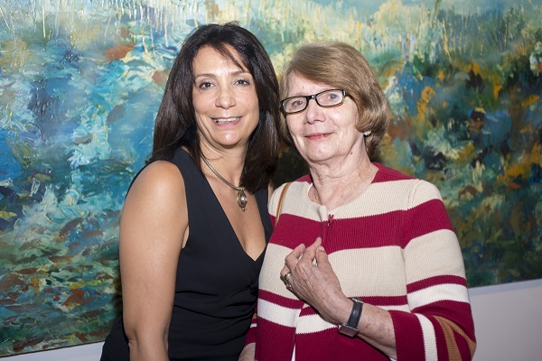 Inés Tolentino , junto a su madre Marianne de Tolentino.