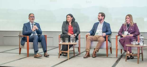 Mario Pujols, VPE de la AIRD junto a Mariely Ponciano, directora ejecutiva de NUVI_ Julissa Báez, directora ejecutiva de Adocem y Javier Fernández vicepresidente de Plásticos Multiform.