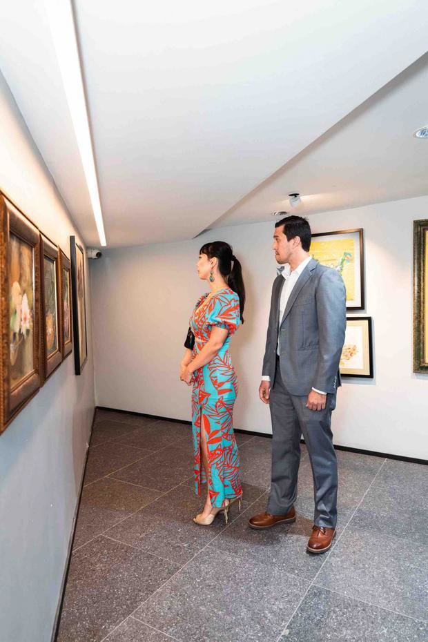 Martha Hera y Frank Eberle observan una de las obras de Ada Balcácer / Foto: cortesía 