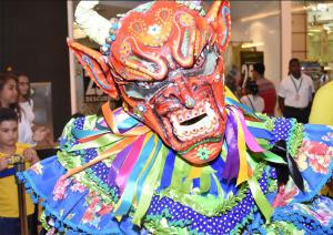 “La Vega es Carnaval” personajes y fotografías en una exposición llena de color