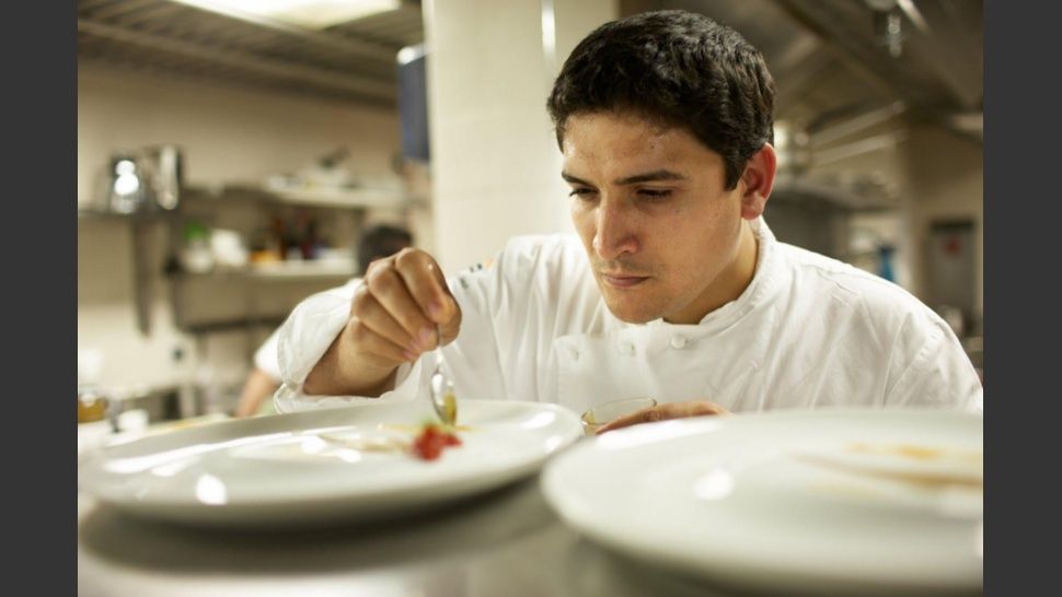 El argentino Mauro Colagreco gana tres estrellas Michelin en Francia 