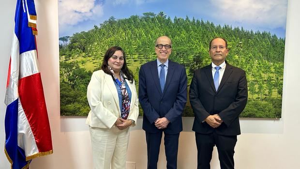 Max Puig, vicepresidente ejecutivo del Consejo Nacional para el Cambio Climático y Mercado de Carbono, Pamela Beatriz Madrid y Ricardo Peraza, representantes del FMI.