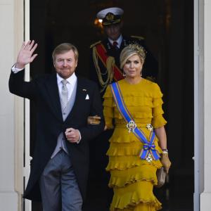 La reina Máxima de Holanda asiste a la ceremonia de La Haya con vestido de volantes en color amarillo albero