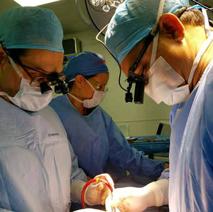 Doctores Ramón Almanzar y Fausto Santos en plena intervención quirúrgica.