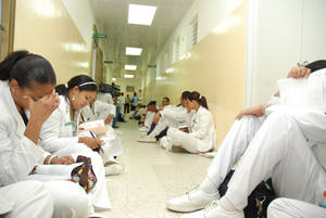 Gobierno asegura cumple acuerdo con médicos, que vuelven a huelga