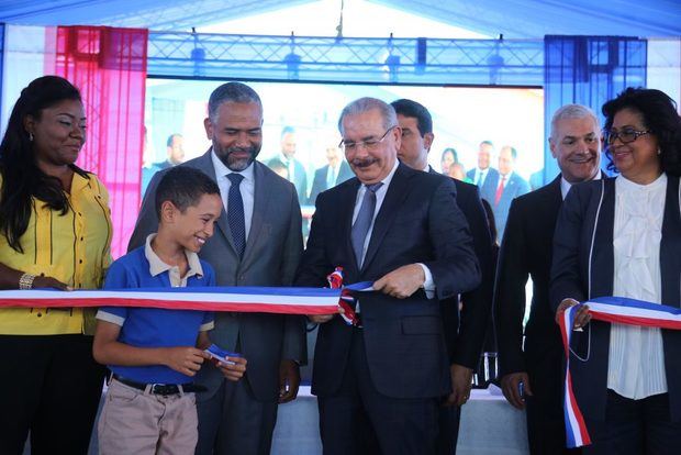 El presidente de la República, Danilo Medina, entrega un centro educativo. 