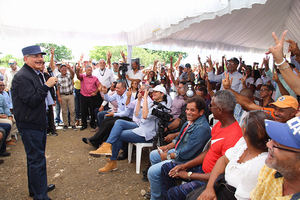 Danilo dispone reactivación agrícola y entrega de obras y títulos propiedad en Montecristi