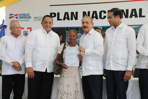 Medina entrega el certificado de título 60.000 durante acto en Monte Plata