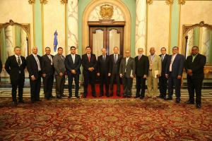 Jefe de Estado Medina recibe comisión autoridades y dirigentes de La Vega
