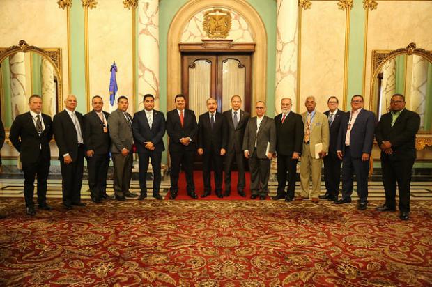 Reunión del mandatario nacional con representantes de La Vega 
